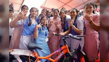 Delhi CM Distributes Bicycles to 3,000 Girl Students