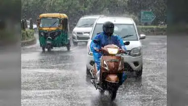 Delhi-NCR Faces Cloudy Skies, Rain; Air Quality Poor