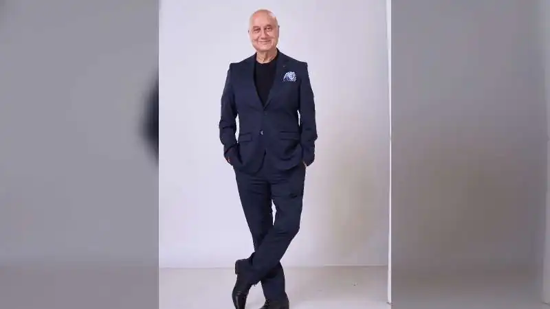 Anupam Kher Removes Moustache for New Film, Asks Fans