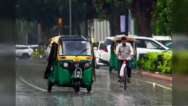 Delhi-NCR Weather: Cloudy Skies, Light Rain Ahead