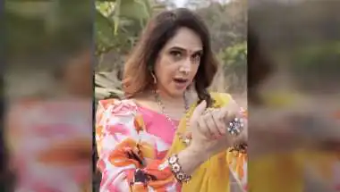 Meenakshi Seshadri Recreates 'Ghar More Pardesiya'