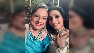 Tanishaa Mukerji, Kajol Wish Mother Tanuja on Birthday