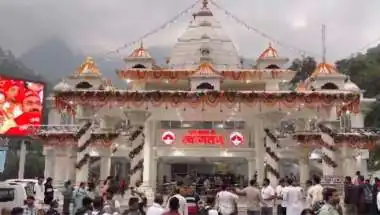 Navratri Day 1: Devotees Throng Temples From Katra to Varanasi