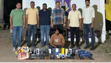 Flipkart Delivery Agent Held With Stolen Parcels in Gujarat